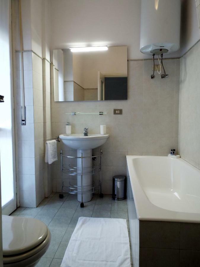 Lacaralele Apartment Milan Exterior photo